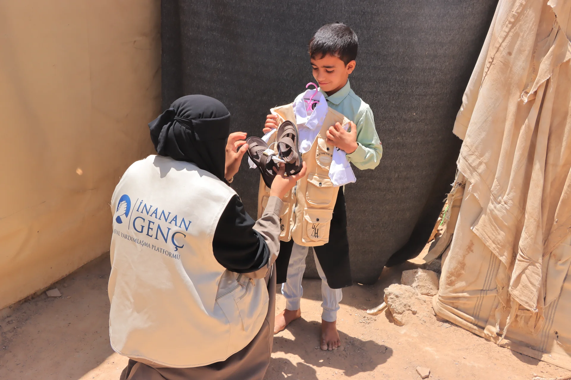 Yemen’de çocuklara kıyafet desteği ulaştırdık